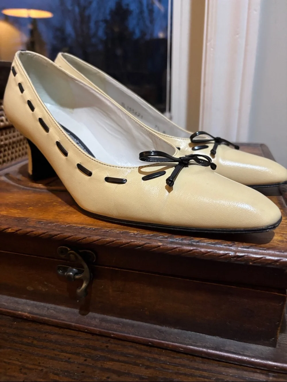 Stuart Weitzman Vintage Cream Pointed-Toe Kitten Heels with Black Trim and Bow - Picture 7 of 10